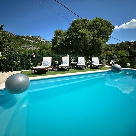 Villa Ivona With Swimming Pool And Jacuzzi Oslje Bagian luar foto