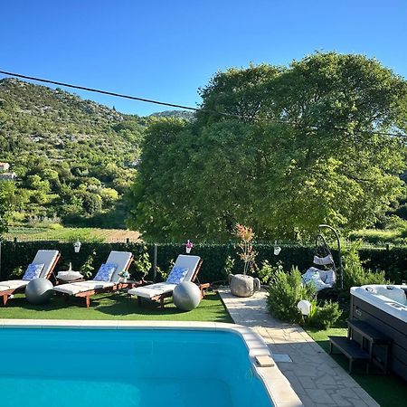 Villa Ivona With Swimming Pool And Jacuzzi Oslje Bagian luar foto