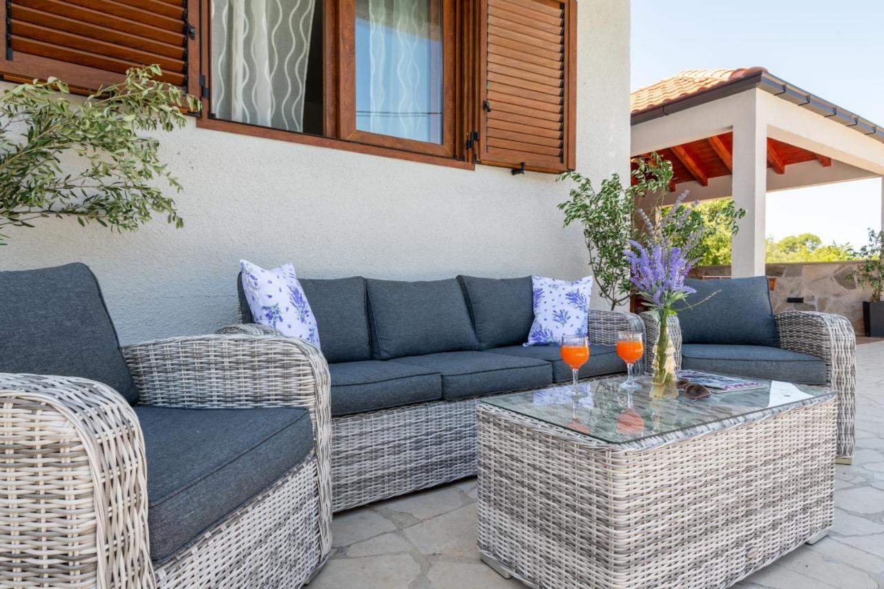 Villa Ivona With Swimming Pool And Jacuzzi Oslje Bagian luar foto