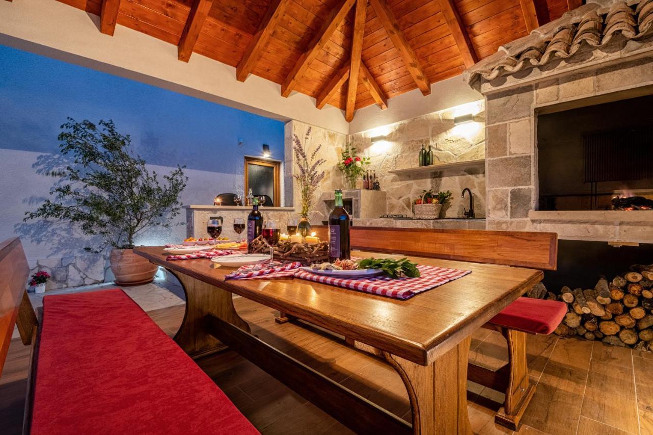 Villa Ivona With Swimming Pool And Jacuzzi Oslje Bagian luar foto
