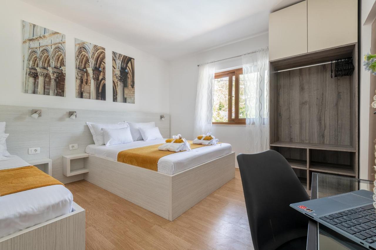 Villa Ivona With Swimming Pool And Jacuzzi Oslje Bagian luar foto