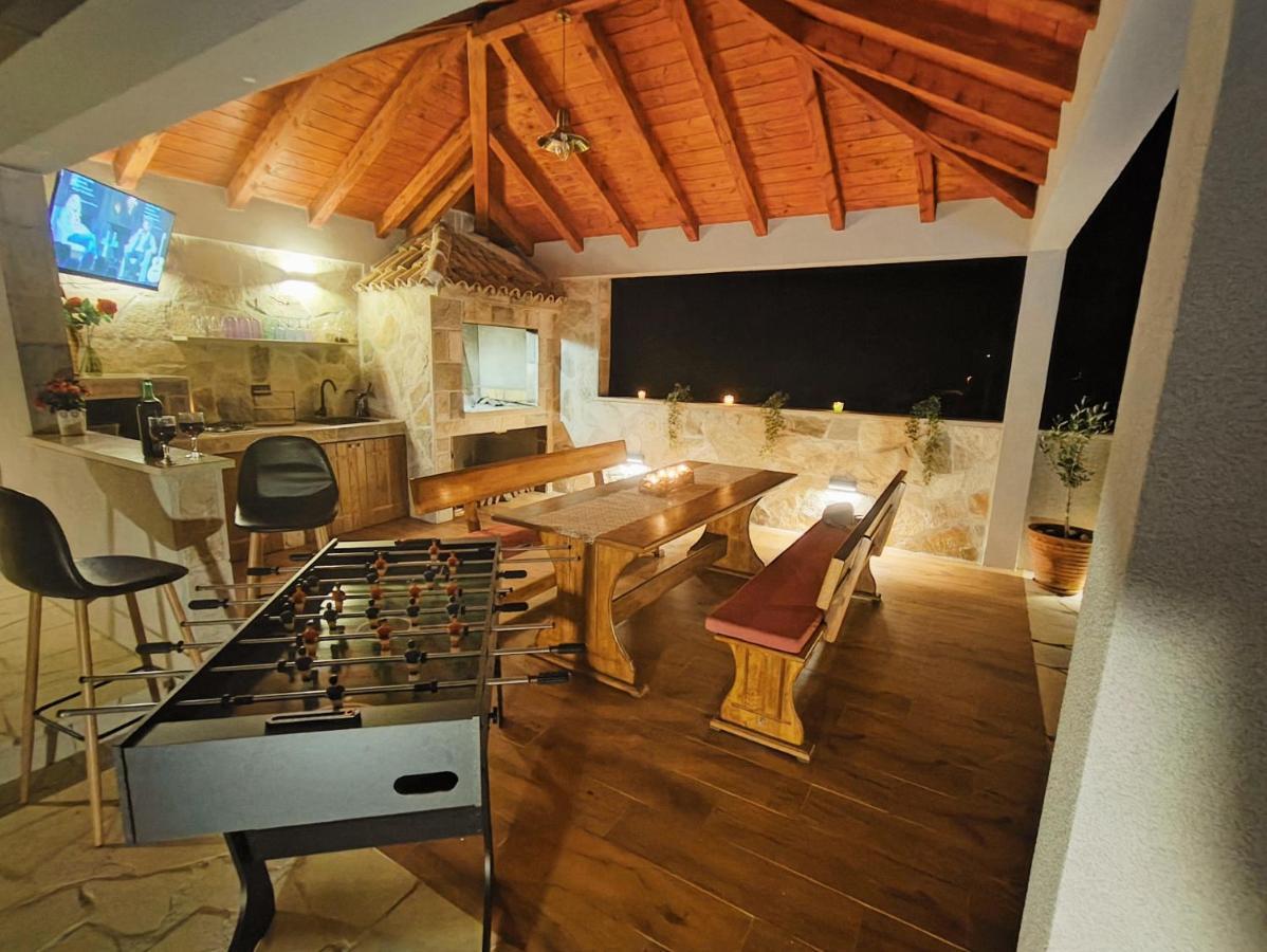 Villa Ivona With Swimming Pool And Jacuzzi Oslje Bagian luar foto