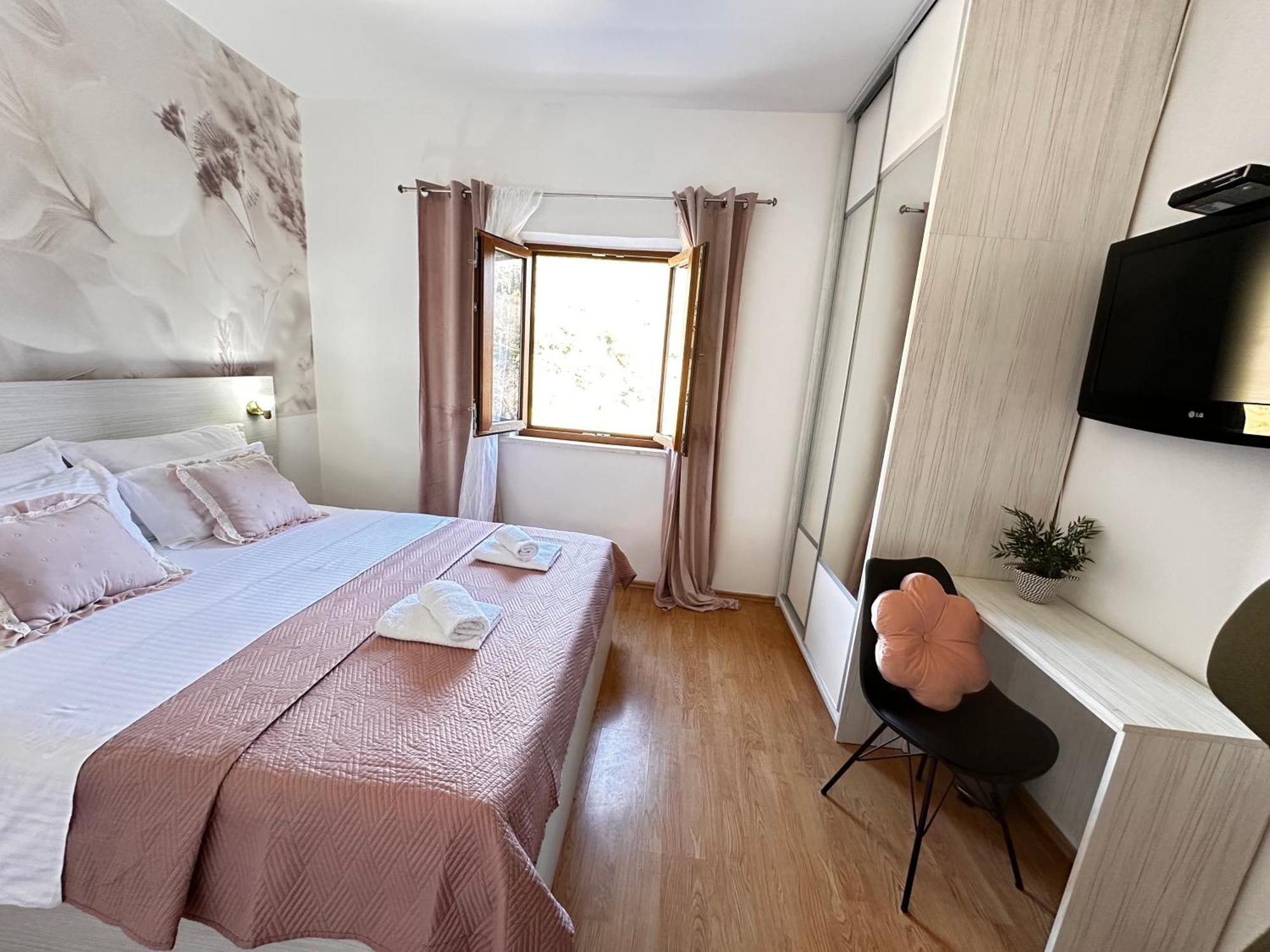 Villa Ivona With Swimming Pool And Jacuzzi Oslje Bagian luar foto
