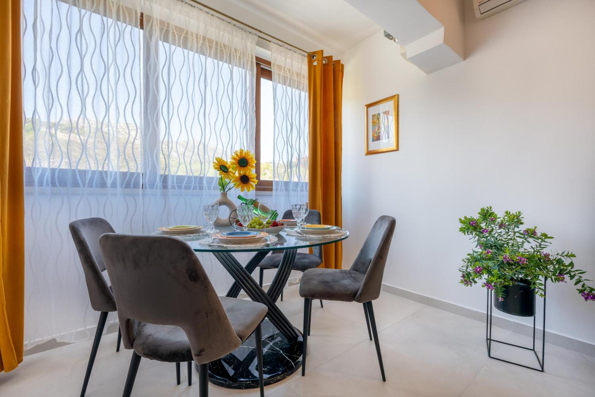 Villa Ivona With Swimming Pool And Jacuzzi Oslje Bagian luar foto