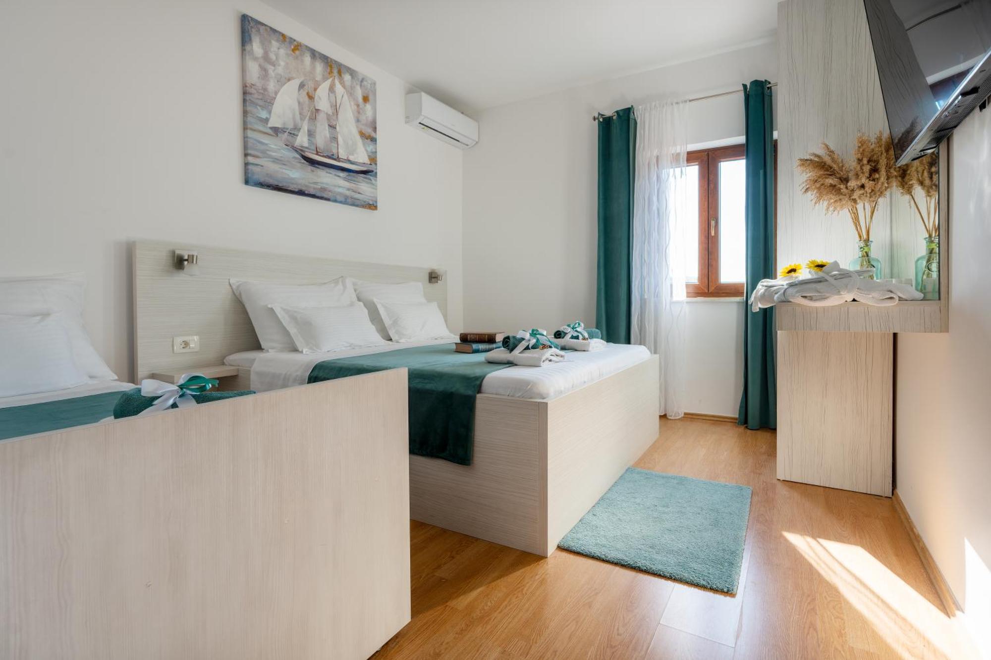 Villa Ivona With Swimming Pool And Jacuzzi Oslje Bagian luar foto