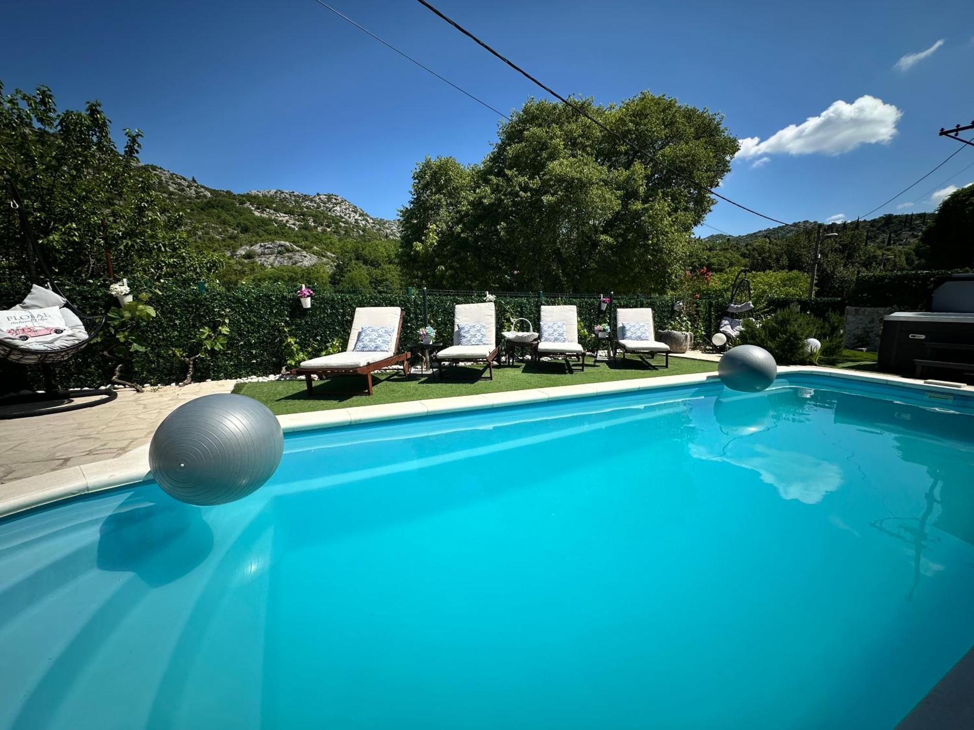 Villa Ivona With Swimming Pool And Jacuzzi Oslje Bagian luar foto