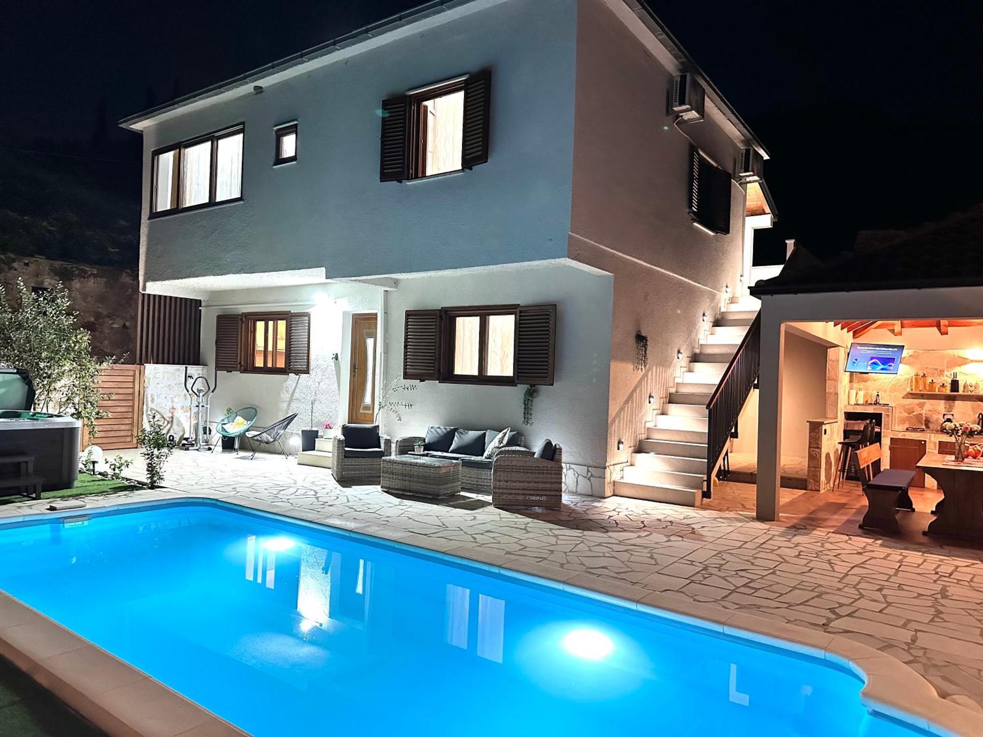 Villa Ivona With Swimming Pool And Jacuzzi Oslje Bagian luar foto