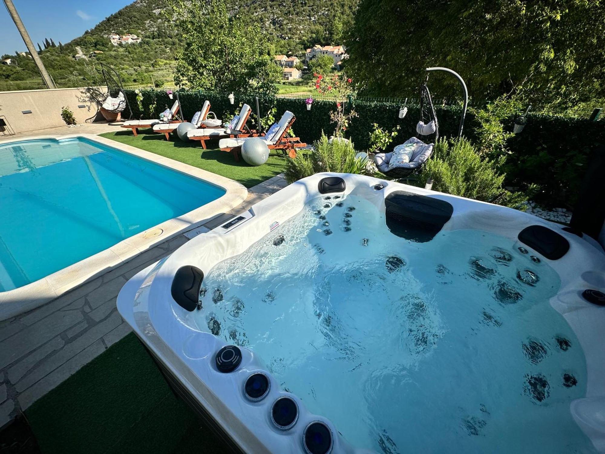 Villa Ivona With Swimming Pool And Jacuzzi Oslje Bagian luar foto