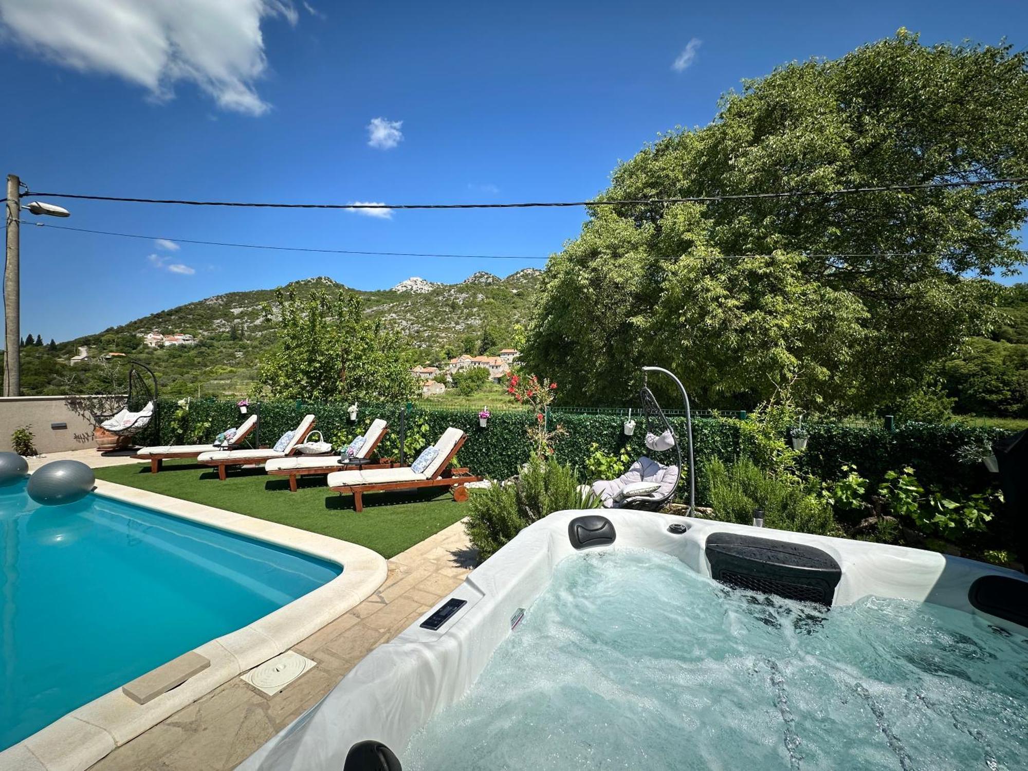 Villa Ivona With Swimming Pool And Jacuzzi Oslje Bagian luar foto