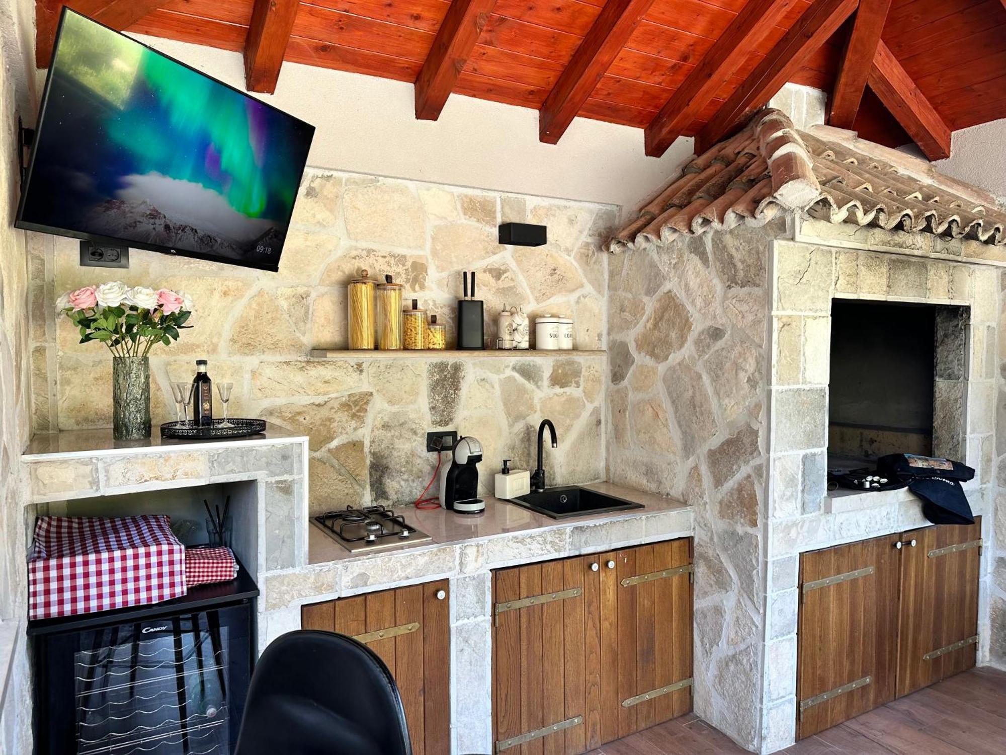 Villa Ivona With Swimming Pool And Jacuzzi Oslje Bagian luar foto
