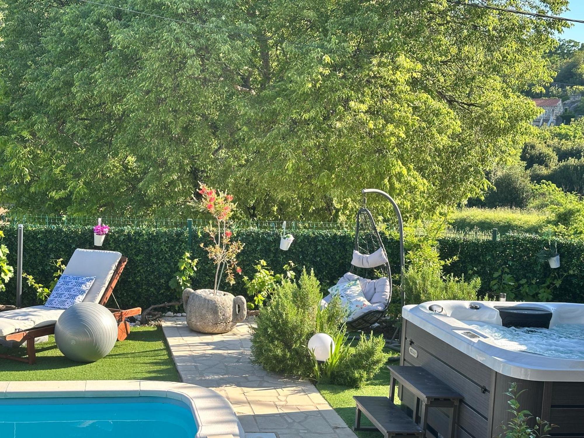 Villa Ivona With Swimming Pool And Jacuzzi Oslje Bagian luar foto